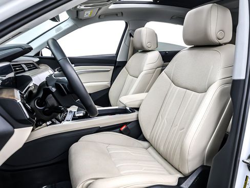 Used 2022 Audi e-tron Prestige image 18