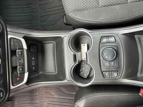 Used 2022 GMC Terrain SLE w/ Driver Convenience Package FWD image 17
