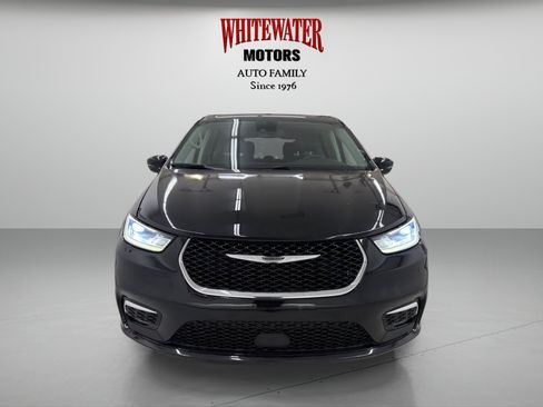 Used 2024 Chrysler Pacifica Touring-L FWD image 6