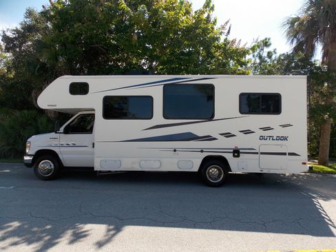 Used 2018 Ford E-350 and Econoline 350 Super Duty w/ Motorhome Prep Package image 40