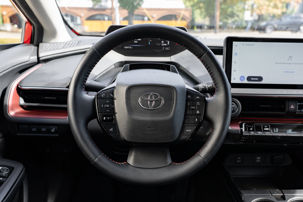 Used 2025 Toyota Prius Plug-In Hybrid FWD image 12