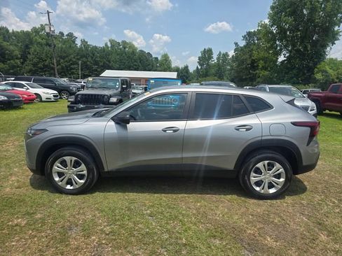 Used 2024 Chevrolet Trax LS w/ Driver Confidence Package FWD image 3