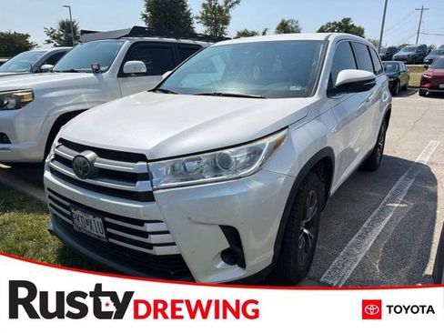 Used 2019 Toyota Highlander LE FWD image 1