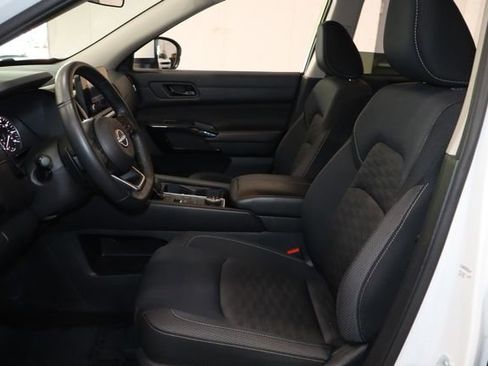 Used 2024 Nissan Pathfinder SV image 10