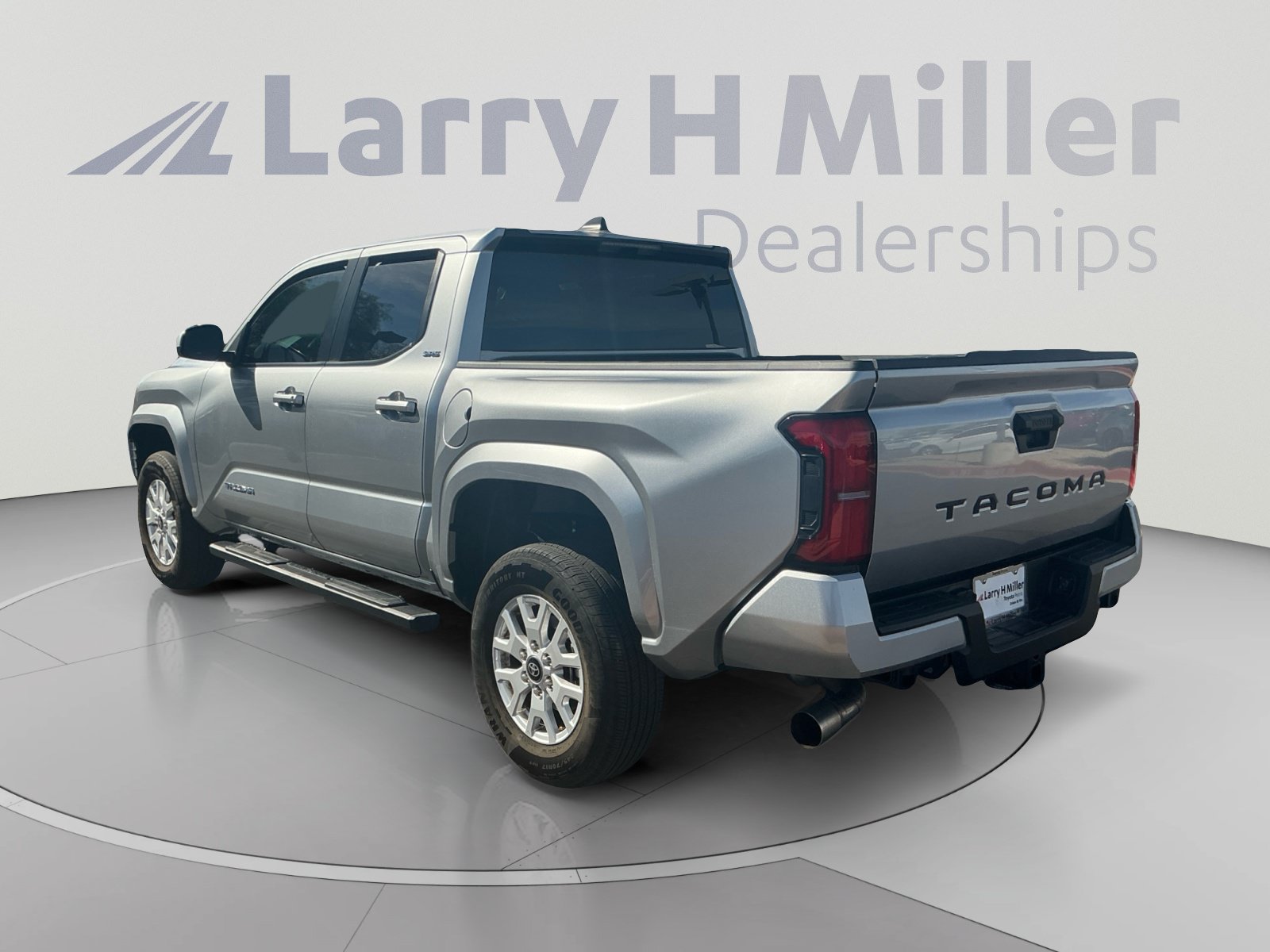 Used 2025 Toyota Tacoma SR5 RWD image 3