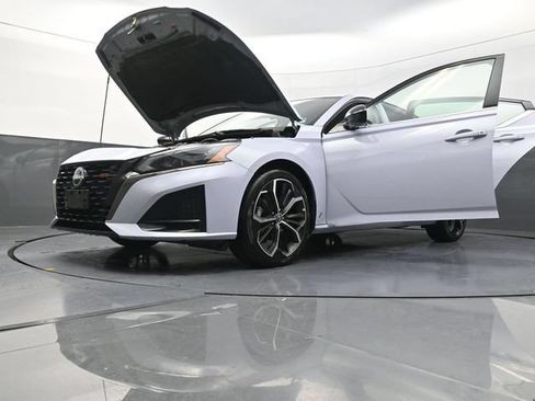 Used 2024 Nissan Altima 2.5 SR FWD image 41
