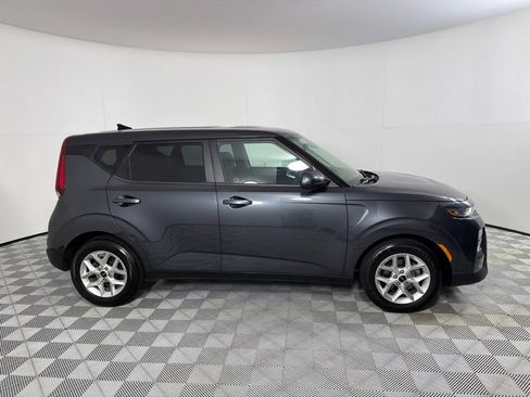 Used 2022 Kia Soul LX w/ Technology Package FWD image 4