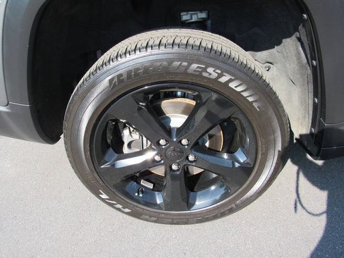 Used 2025 Jeep Grand Cherokee L Altitude RWD image 12