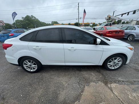 Used 2018 Ford Focus SE FWD image 9