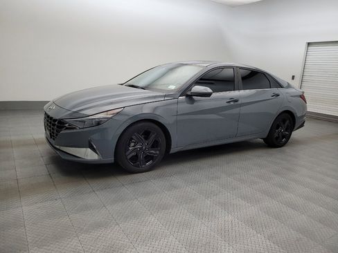 Used 2021 Hyundai Elantra Limited image 2