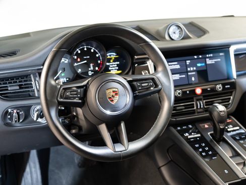 Certified 2024 Porsche Macan AWD/4WD image 27
