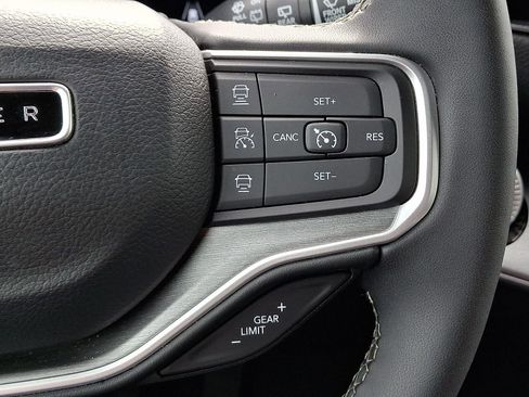 Used 2025 Jeep Wagoneer L 4DR 4WD image 26