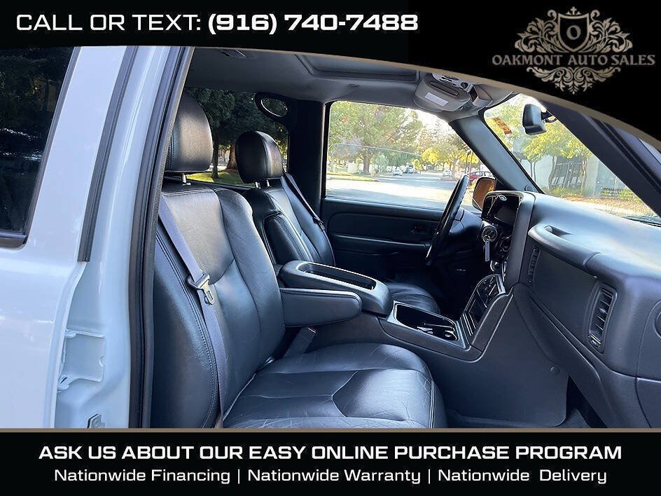 Used 2004 Chevrolet Avalanche 2500 w/ Preferred Equipment Group AWD/4WD image 15