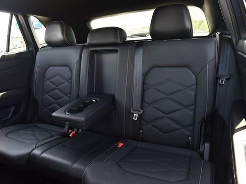 Used 2025 Volkswagen Atlas Cross Sport SE FWD image 21