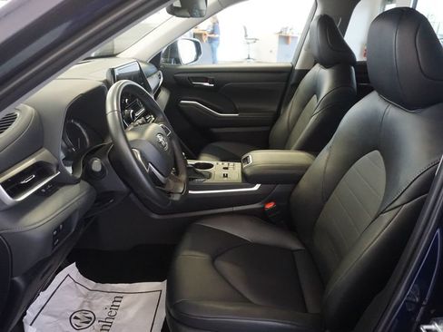 Used 2025 Toyota Highlander XLE FWD image 20