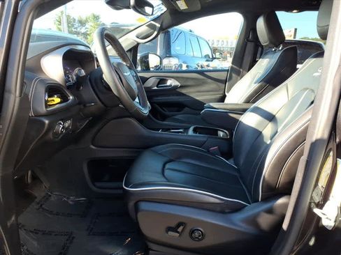 Used 2022 Chrysler Pacifica Limited w/ S Appearance Package image 10