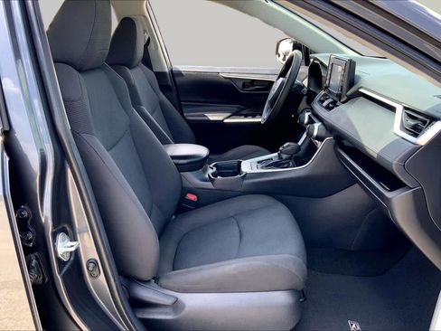 Used 2020 Toyota RAV4 LE FWD image 9