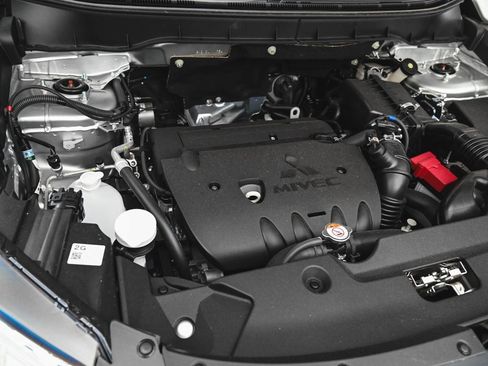 Used 2025 Mitsubishi Outlander Sport LE image 32