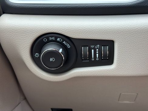 Used 2023 Chrysler Pacifica Touring-L FWD image 27