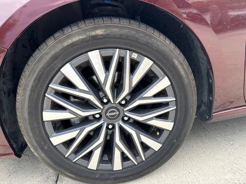 Used 2025 Nissan Altima 2.5 SV FWD image 12