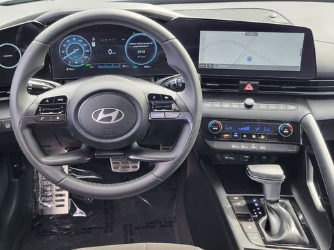 Certified 2025 Hyundai Elantra SEL image 4