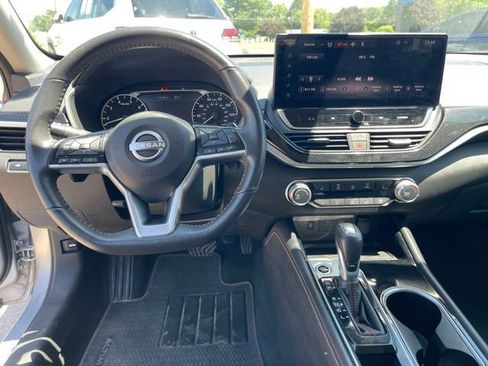 Used 2024 Nissan Altima 2.5 SR w/ SR Premium Package FWD image 13