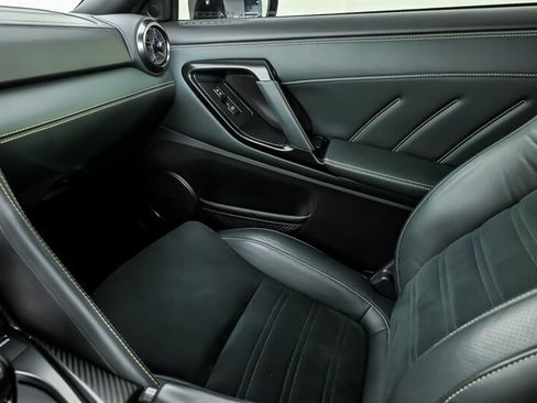 Used 2024 Nissan GT-R Premium w/ Premium Interior Package AWD/4WD image 39