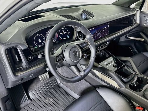 Certified 2025 Porsche Cayenne Turbo AWD/4WD image 4