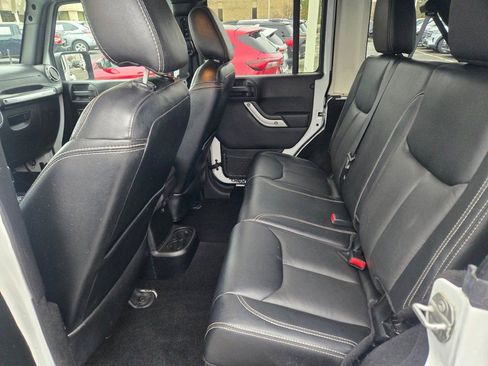 Used 2017 Jeep Wrangler Unlimited Sahara w/ Connectivity Group image 15