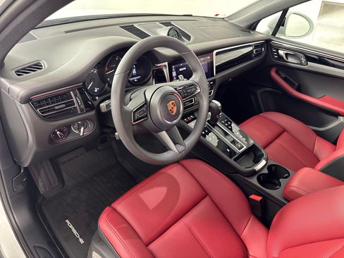 Certified 2026 Porsche Macan AWD/4WD image 4