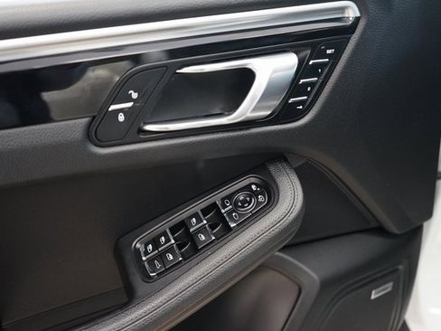 Used 2018 Porsche Macan image 26