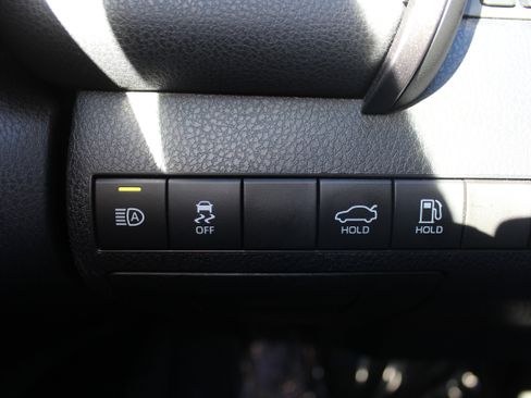 Used 2020 Toyota Camry LE image 28