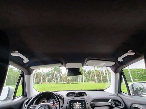 Used 2017 Jeep Renegade Altitude FWD image 29