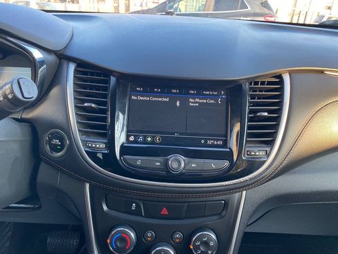 Used 2019 Chevrolet Trax LT w/ LT Convenience Package FWD image 28