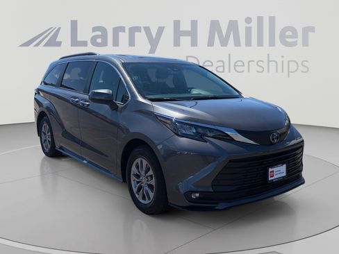 Used 2025 Toyota Sienna XLE FWD image 7
