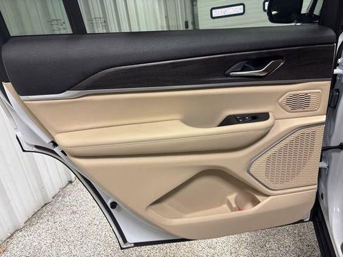 Used 2022 Jeep Grand Cherokee L Limited image 29