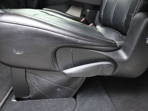 Used 2023 Chrysler Pacifica Touring-L image 10