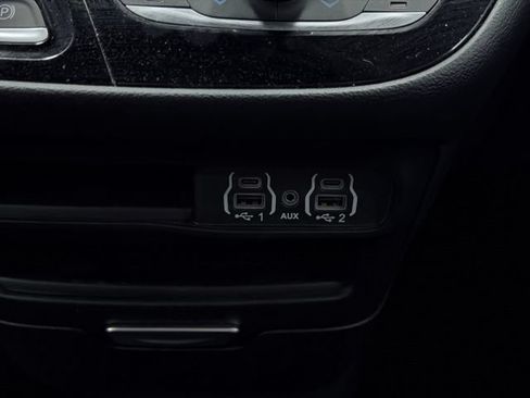 Used 2025 Chrysler Pacifica Select FWD image 35