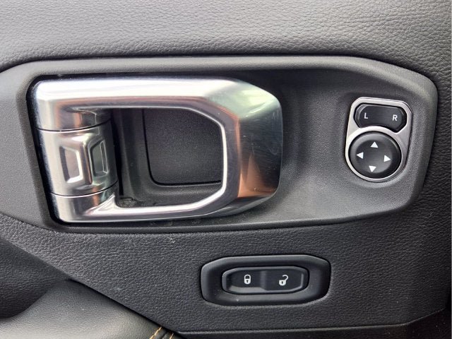 Used 2025 Jeep Wrangler Unlimited Sahara AWD/4WD image 23