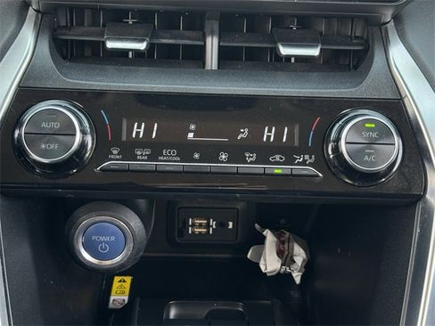 Used 2022 Toyota Venza LE image 18