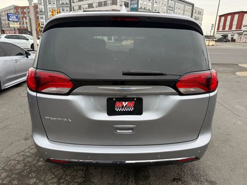Used 2018 Chrysler Pacifica Touring-L image 5