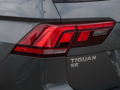 Used 2020 Volkswagen Tiguan SE w/ Panoramic Sunroof Package image 12