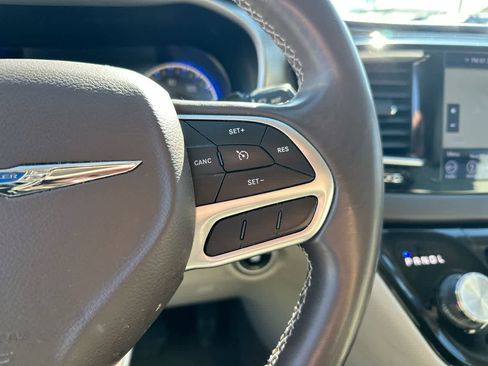 Used 2018 Chrysler Pacifica Touring-L image 30