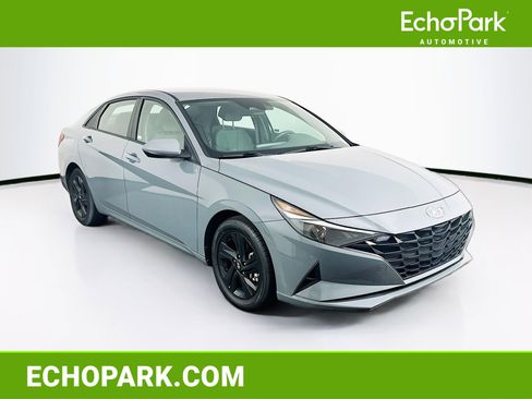 Used 2022 Hyundai Elantra SEL w/ Preferred Accessory Package FWD image 1