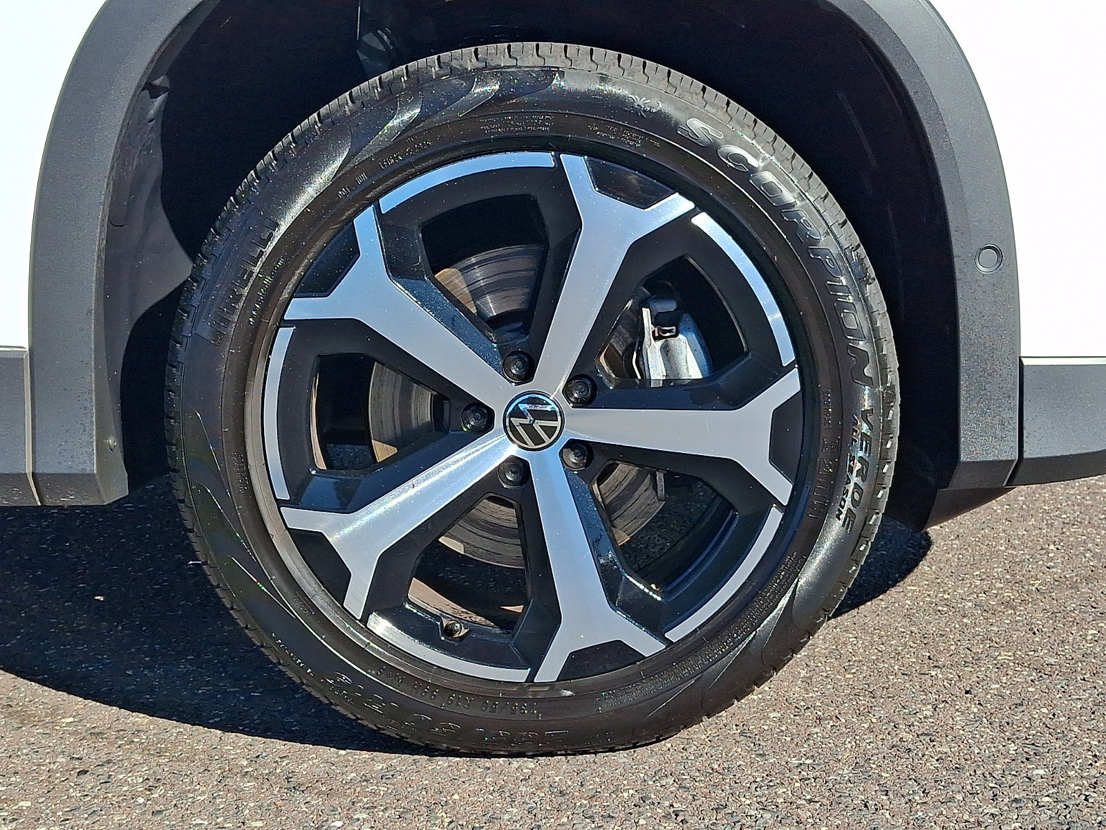 Used 2025 Volkswagen Tiguan SE AWD/4WD image 8