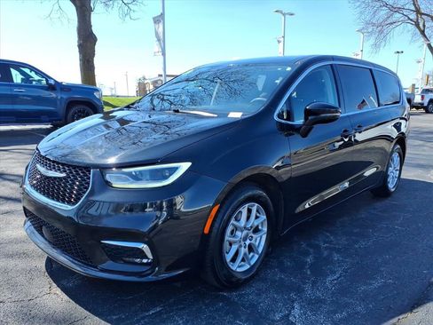 Used 2024 Chrysler Pacifica Touring-L FWD image 3