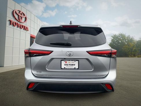 Used 2023 Toyota Highlander LE AWD/4WD image 4