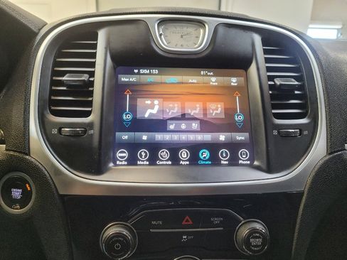Used 2019 Chrysler 300 Limited RWD image 25