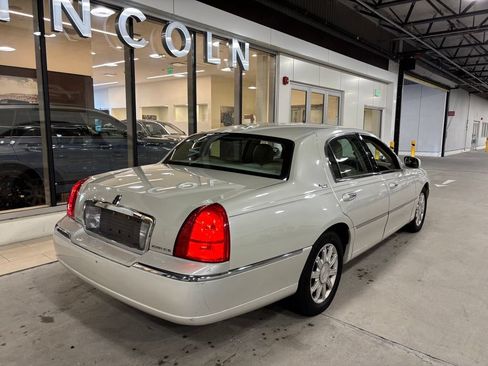 Used 2006 Lincoln Town Car Signature Limited RWD image 3