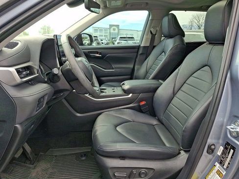 Used 2024 Toyota Highlander XLE FWD image 17